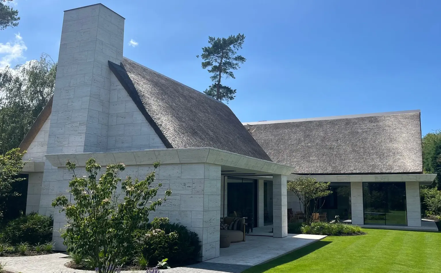 Façades et corniche en pierre naturelle