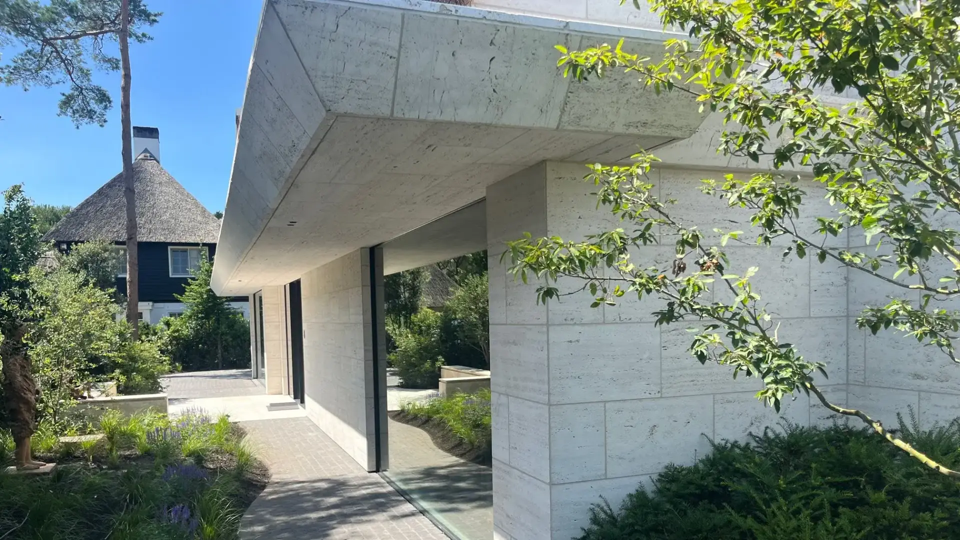 Façades et corniches en pierre naturelle